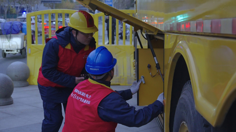 工作人员进行巡视检查。