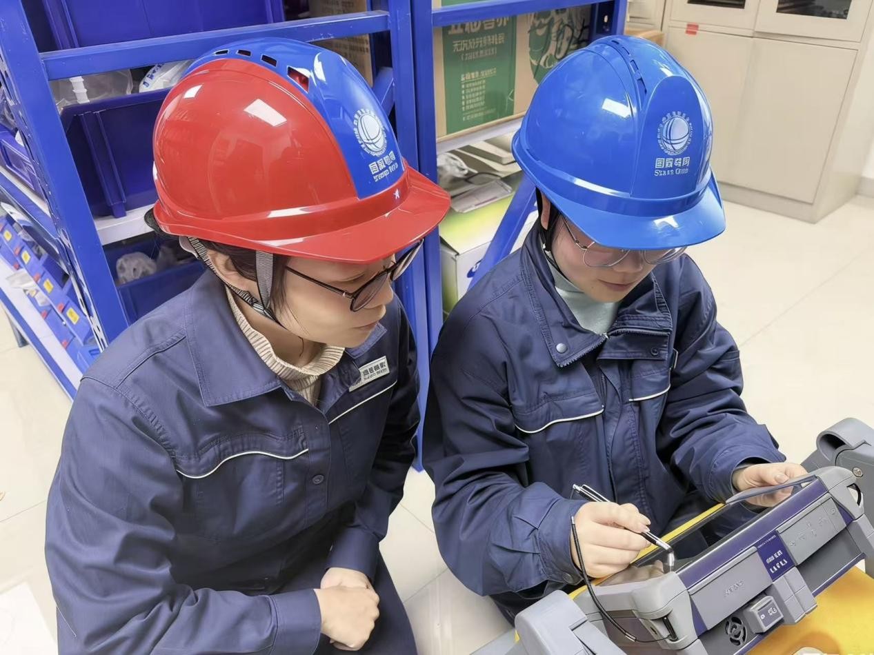 国网湖北直流公司信通运检党支部纪检委员监督检修人员进行仪表核查和整理。