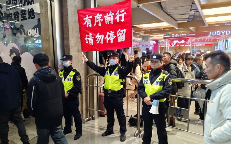 武汉警方周密部署跨年迎新安保工作。