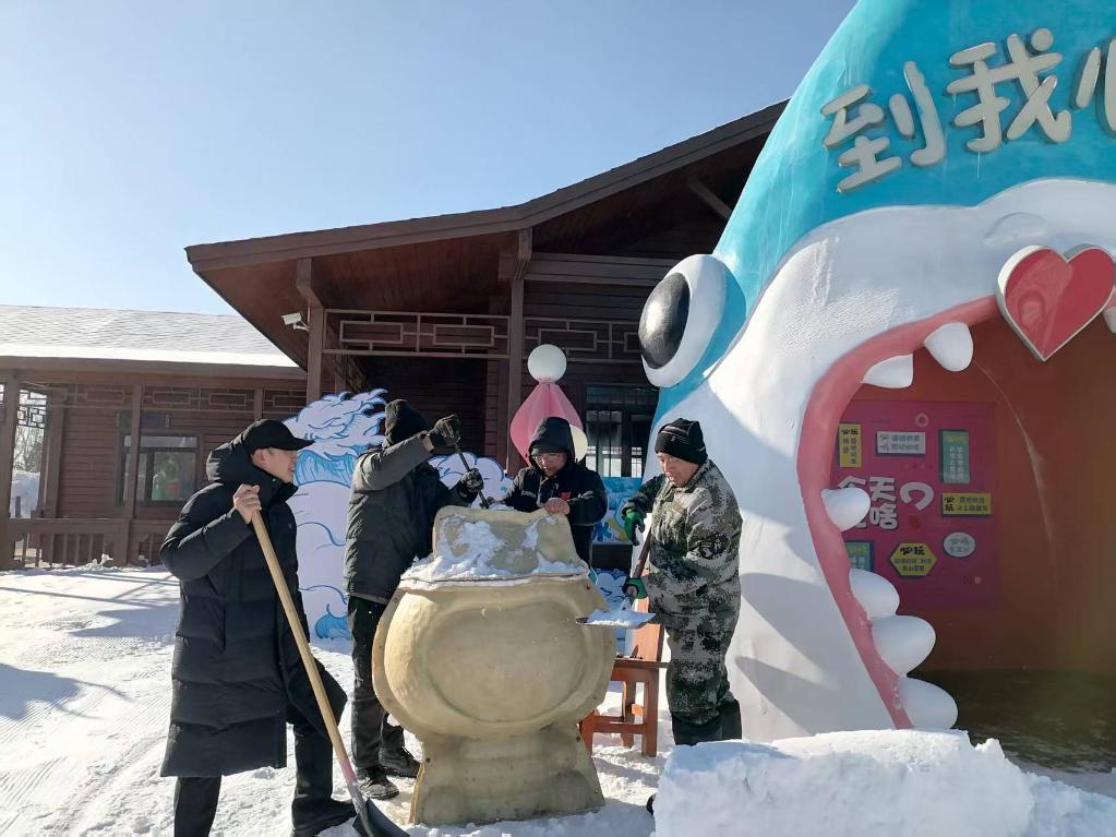 李珂亮正在带着工作人员为冰雪节吉祥物塑形。（辽宁锦州市委宣传部供图）