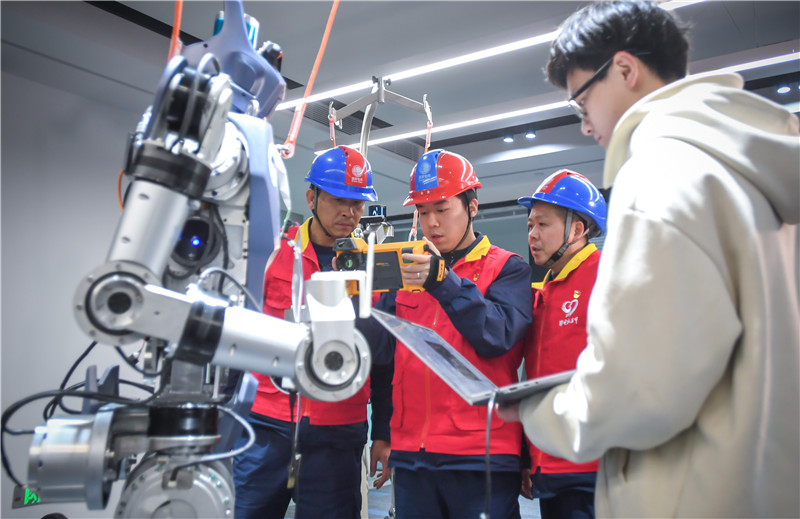武汉格篮若智能技术股份有限公司内，国网武汉供电公司工作人员现场服务，为企业研制人形机器人提供保障