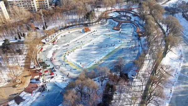 黛秀湖冰场完成浇灌作业正式开放。哈尔滨市香坊区委宣传部供图