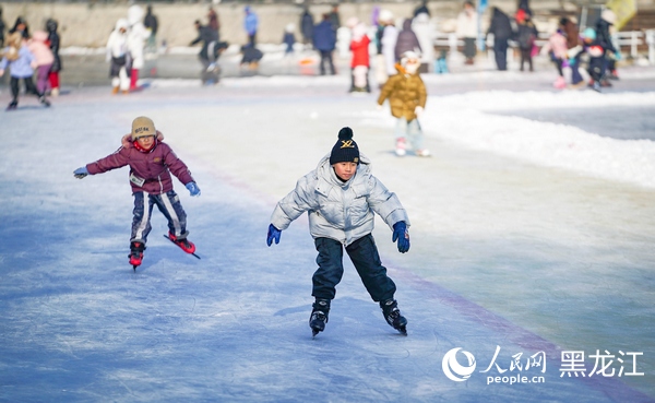 孩子们在冰上畅快驰骋。人民网记者 苏靖刚摄