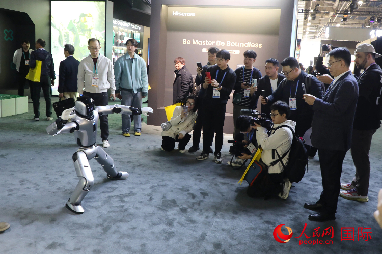 海信集团展台展示的机器人与观众互动。人民网记者 李志伟摄