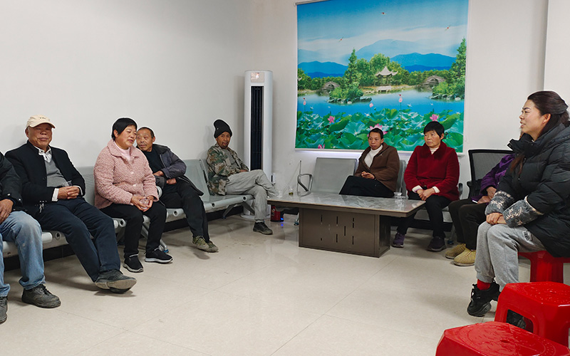 绞肠关村党支部书记金明红与群众一起在村委会商议搬家事宜。 徐光意摄