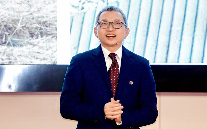 陈一丹以《来者如斯夫！》为题，分享了非洲与美洲等地的丰富见闻，启迪学子。