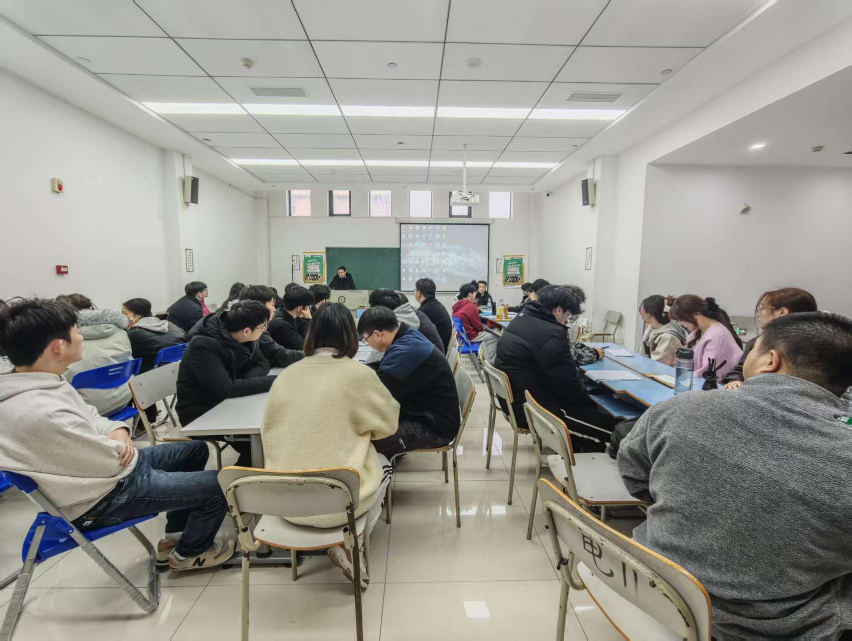 图为学生在上就业技能培训课。