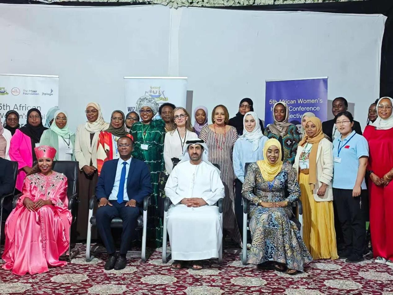 第五届非洲妇女健康大会与会者合影。  第35批援桑医疗队 供图