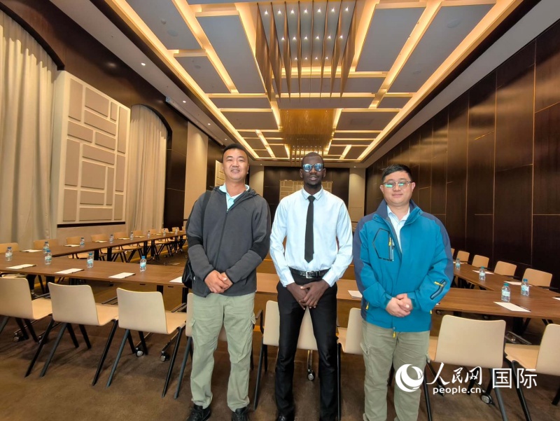 工作人员与电建港航员工在酒店会议室合影 人民网记者黄培昭摄