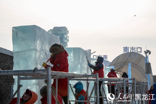冰雕比赛现场。人民网记者 徐成龙摄