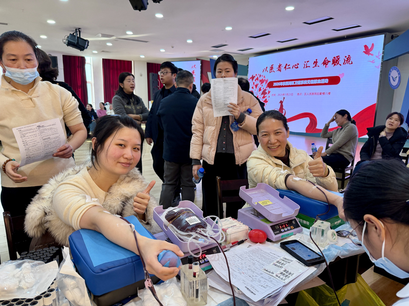 童杨雯（右）与武文珺，两位输血科医务人员一起坐上采血椅。