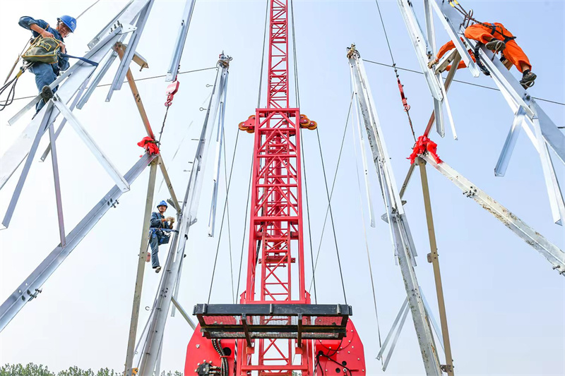 荆州供电公司利用智能组塔装置进行铁塔组立作业。李涛摄