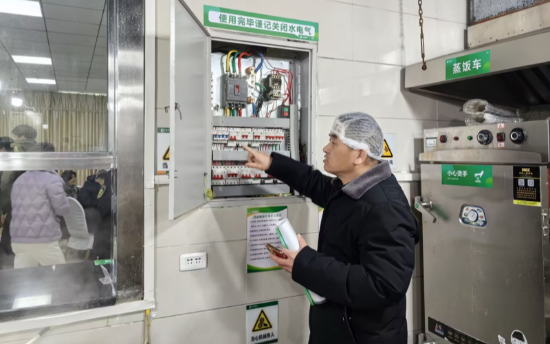 安全管理人员进行安全隐患排查。何申摄