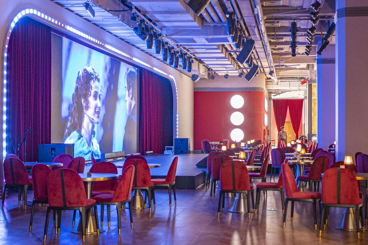 经典餐秀融合视觉、听觉与味觉三重享受，带给观众沉浸式休闲体验，一边边享美食，一边聆听音乐剧经典剧目唱段。