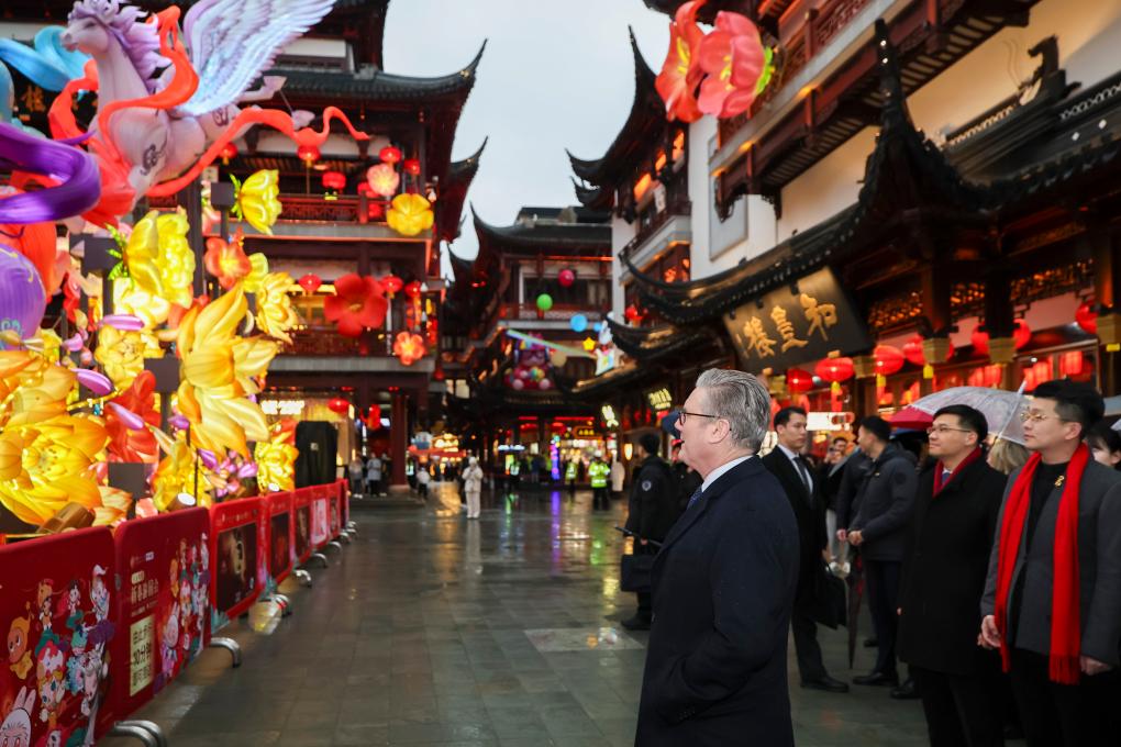 1月30日，英国首相斯塔默参观上海豫园。新华社记者王翔摄