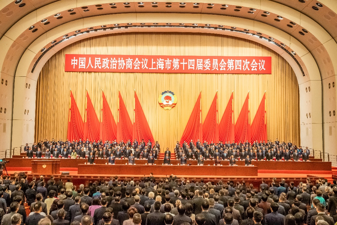 2月2日，上海市政协十四届四次会议开幕，全场起立，高唱国歌。张海峰摄