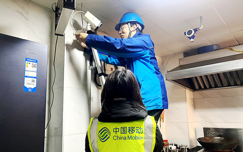 湖北移动技术人员在养老院后厨安装“千里眼”设备。