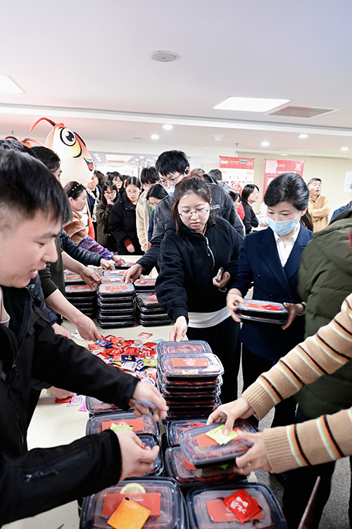 市民免费领取油焖、蒜蓉、柠檬泡虾等特色口味小龙虾。余志昂摄