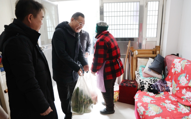 将新鲜蔬菜送到困难户家中。