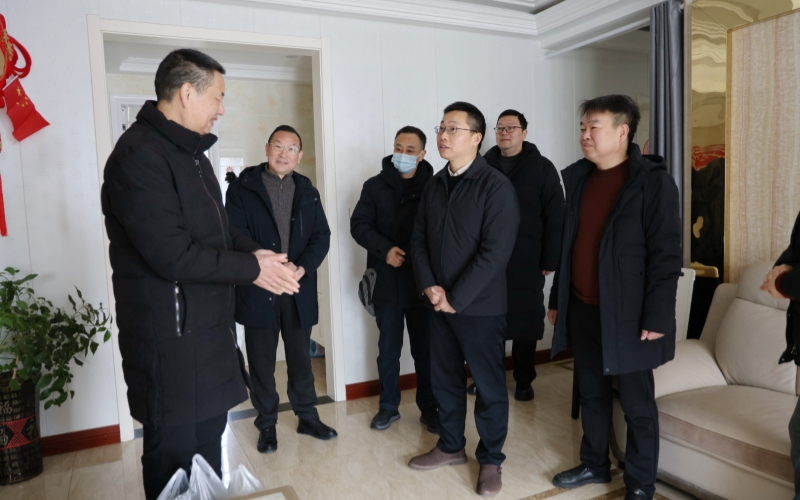 详细询问群众生活近况。