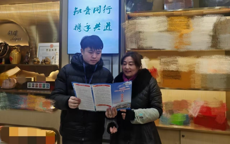 专卖执法人员宣讲涉企行政检查相关要求。