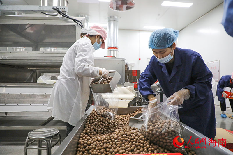 在健味鲜的生产车间里，工人们正在加紧打包产品。人民网记者 牛良玉摄