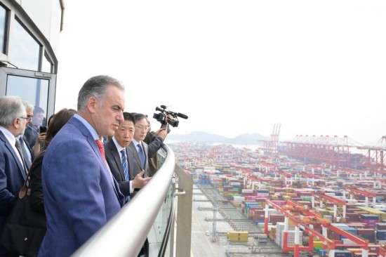 乌拉圭总统奥尔西2月5日参访上海洋山港。新华社记者 高峰 摄
