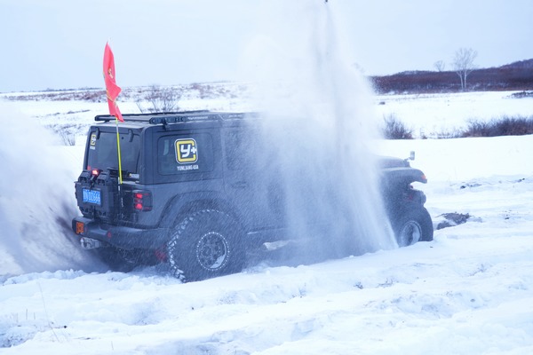 越野车队在雪地驰骋。李洪洋摄