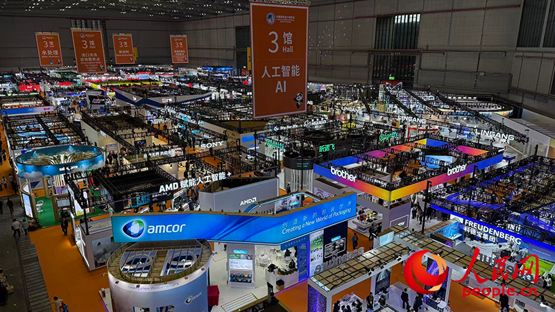 第八届进博会人工智能展区。人民网记者 马作鹏摄