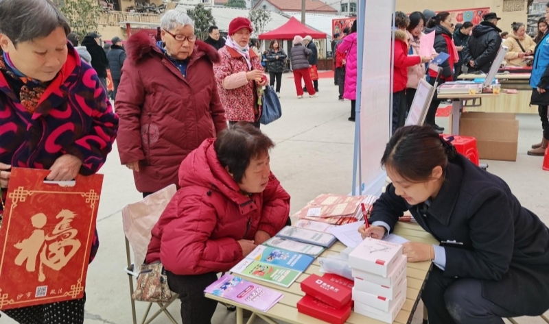 湖北银行荆州分行工作人员在“返乡金融服务站”提供金融咨询服务。