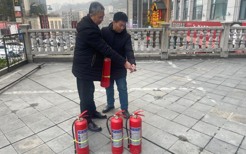 黄廷云教社区居民使用灭火器。