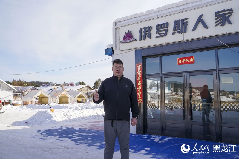 北极村民宿经营者许睿峰。人民网记者 张哲鑫摄
