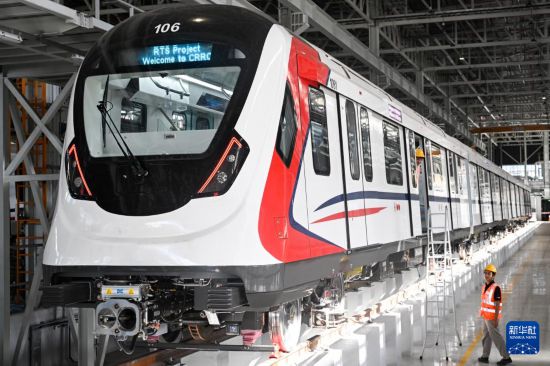 这是2月3日在马来西亚柔佛州跨国轨道交通项目柔新捷运系统(RTS)列车段场内拍摄的列车。新华社记者 程一恒 摄