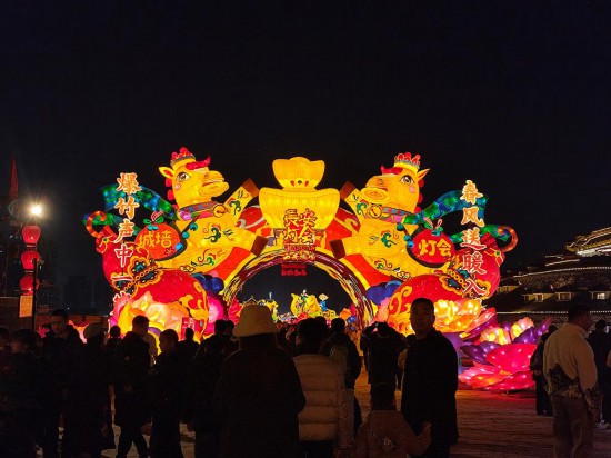 2026年春节前夕，西安城墙景区内以“千灯映长安 午马迎春来”为主题的灯会吸引着众多游人。新华社记者 张申博 摄