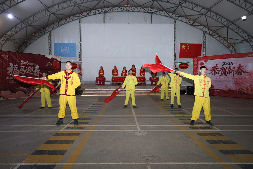 鼓乐旗舞《欢乐迎新年》。韩瑞田摄