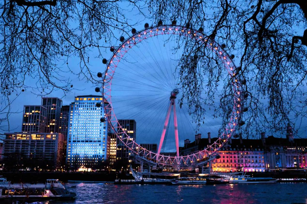 伦敦眼亮灯祝马年新春现场。杨浩鹏摄