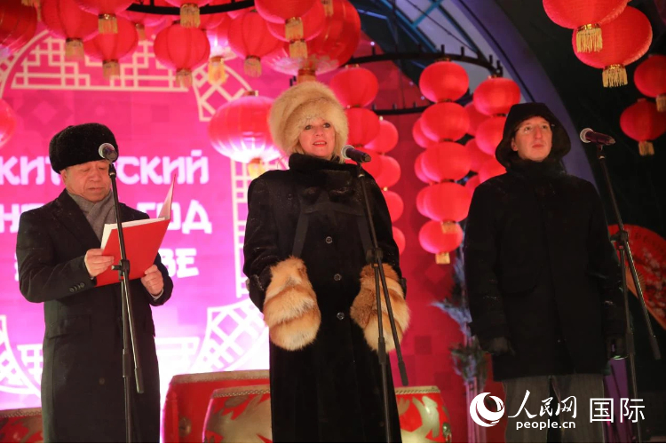 图为中国驻俄罗斯大使张汉晖(左)、俄罗斯外交部发言人玛丽亚·扎哈罗娃(中)、莫斯科市旅游委员会主席叶夫根尼·科兹洛夫(右),在活动开幕式现场致辞。人民网记者 肖新新摄