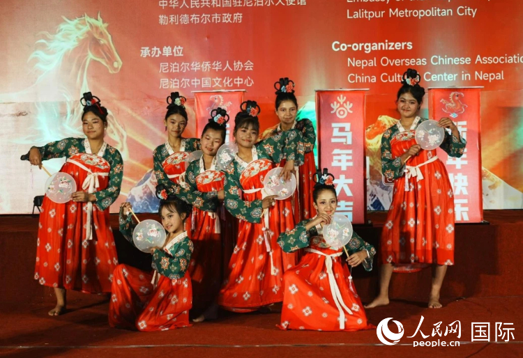 尼泊尔学生表演中国舞蹈《唐宫夜宴》。人民网记者 李墨摄