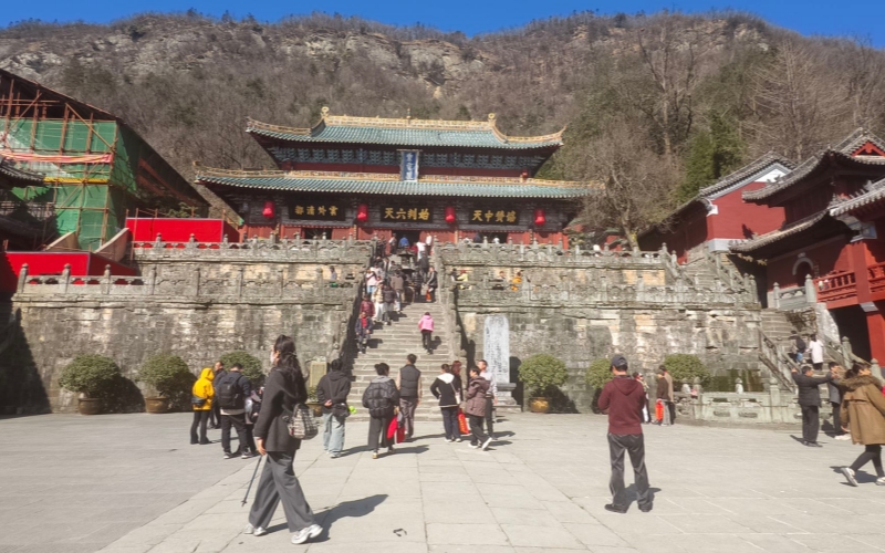 武当山紫霄宫开展为游客送“福”活动。