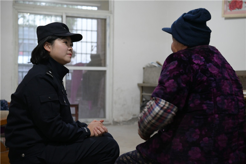 吴新宇和李奶奶拉家常。李雨生摄