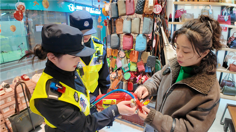 陈铭节前对辖区商户开展安全检查。李文茂摄
