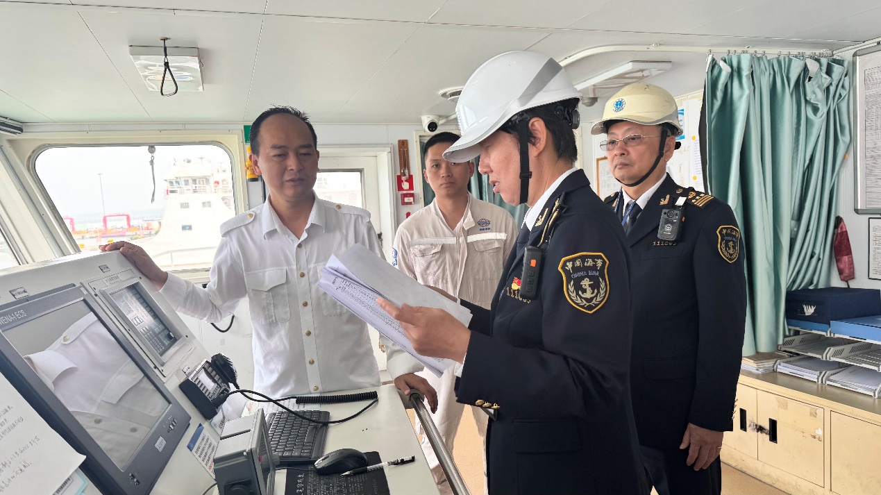 海事部门工作人员检查船舶航行资料。海口海事局供图