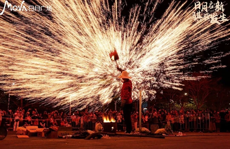 日月广场的打铁花表演。海口旅文局供图