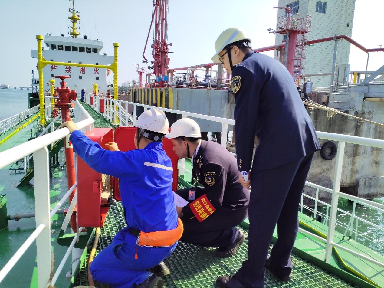 海事部门工作人员检查船舶消防设施。海口海事局供图