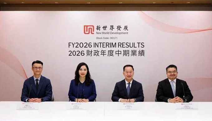 新世界发展执行董事兼行政总裁黄少媚(左二)