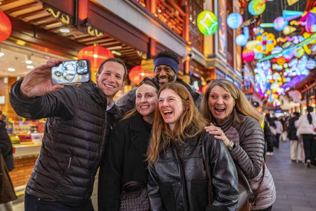 外国游客在豫园灯会自拍留念。 人民网记者王初 摄