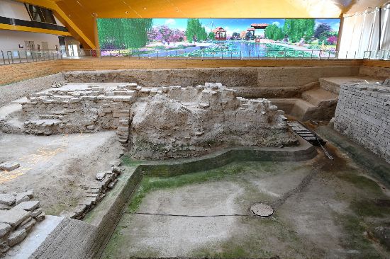 在柳孜运河桥梁遗址博物馆，考古发掘的石构建筑基址。