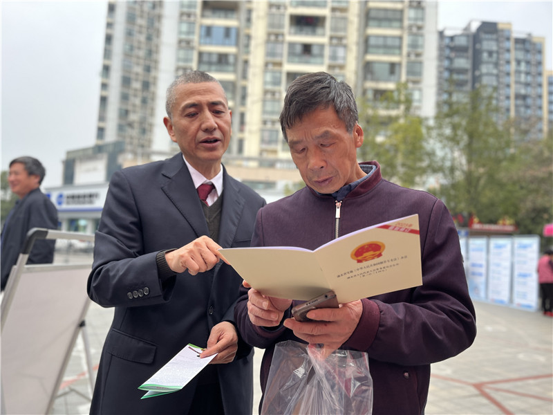 工作人员（左）向社区群众宣传消费者权益保护相关知识