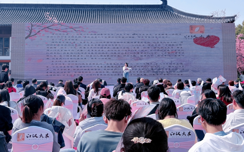 大学生念湖北省发改委党组成员，省粮食局党组书记、局长易俊东的一封亲笔信。