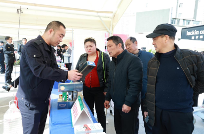 江陵烟草的工作人员正在讲解真假烟鉴别技巧。